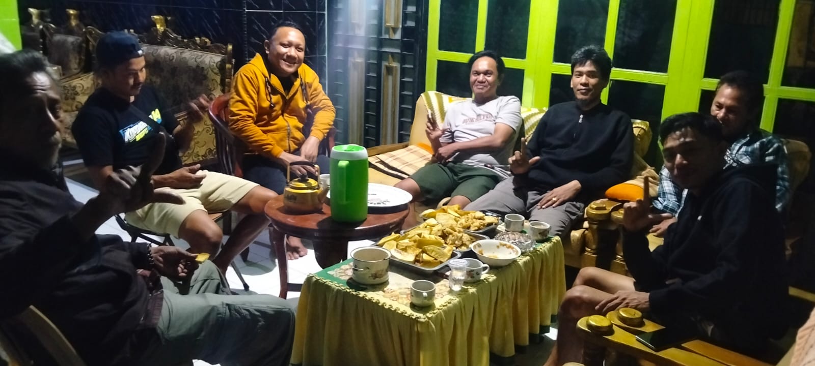 Malam Penuh Kehangatan! RT-RW Kelurahan Lembang Kompak Bersilaturahmi, Menikmati Sukun, Bakwan Goreng, dan Sarabba di Kediaman Lurah